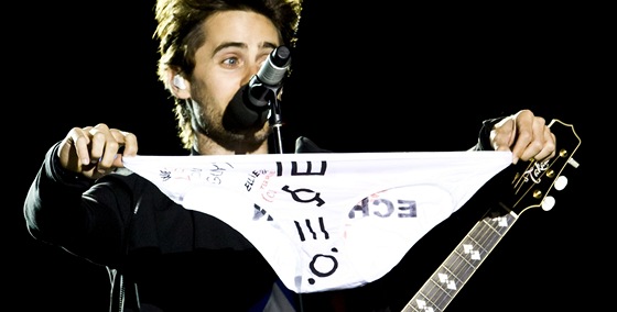 Frontman kapely 30 Seconds to Mars Jared Leto s netradiním dárkem (Prague City