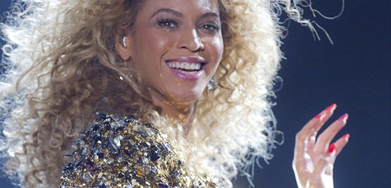 Beyoncé pi svém vystoupení na festivalu Glastonbury 2011