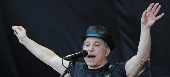 Paul Simon pi vystoupení na festivalu Glastonbury 2011