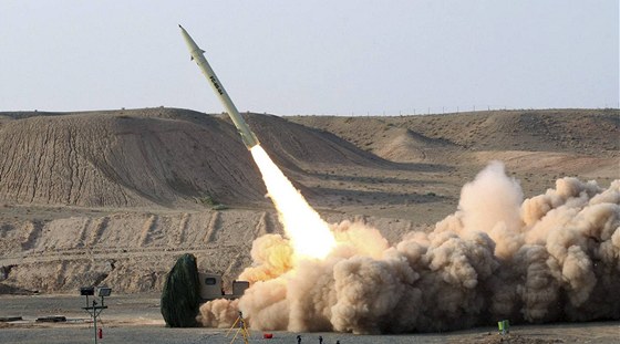 Test íránské rakety krátkého doletu Fateh-110 s dosahem asi 250 kilometr. (25.