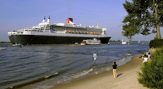 Lo Queen Mary 2 pluje na Labi v Nmecku.