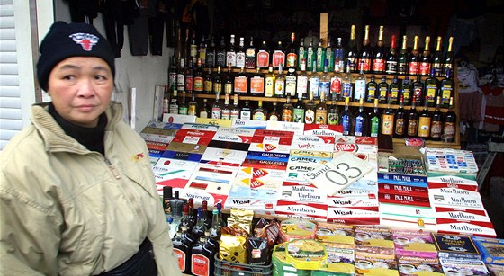 Celníci rozdávají vietnamským prodejcm letáky, ve kterých je varují, aby neprodávali nekolkované cigarety nebo alkohol neznámého pvodu. (Ilustraní snímek)