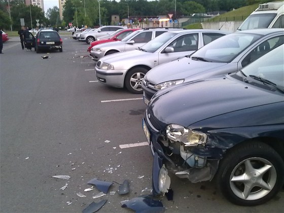 Opilý mu bez idiáku naboural v Ostrav na parkoviti nkolik automobil.