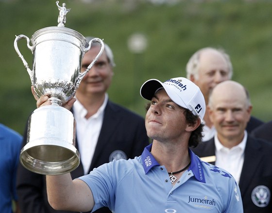 JSI OPRAVDU MJ? Severoirský golfista Rory McIlroy si zálibn prohlíí trofej pro vítze US Open. Získal ji impozantním zpsobem s náskokem osmi ran na druhého v poadí.