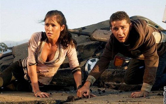 Megan Foxová a Shia LaBeouf ve filmu Transformers (2007)