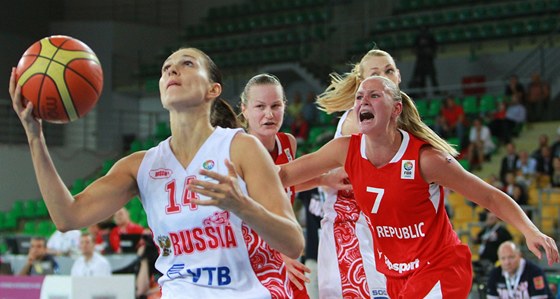 JAK ZASTAVIT RUSKY? Tuhle akci soupeek u eská basketbalistka Michaela