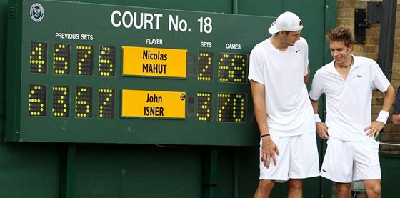 John Isner (vlevo) a Nicolas Mahut po nejdelím zápasu tenisové historie.