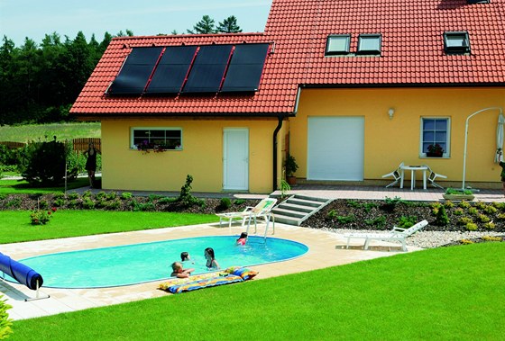 K vyhívání bazénu lze samozejm vyuít solární panely umístné na stee.