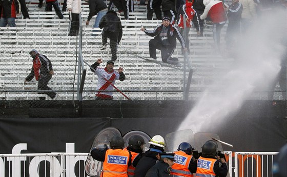 Fanouci týmu River Plate historicky první sestup slavného klubu do druhé ligy