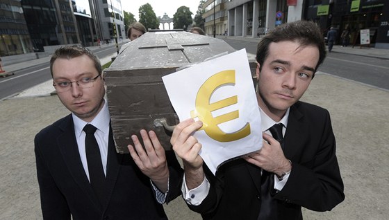 Dva euroskeptici nesou rakev, která symbolizuje poslední rozlouení s eurem.