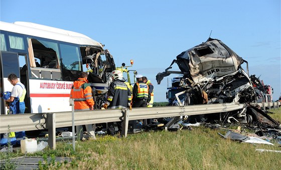 Pi nehod na maarské silnici zemel idi eského autobusu i slovenského kamionu.
