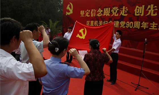 íntí komunisté skládají ped vlajkou slib. (29. 6. 2011)
