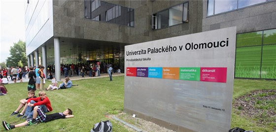 Prostor ped novou budovou Pírodovdecké fakulty Univerzity Palackého pi