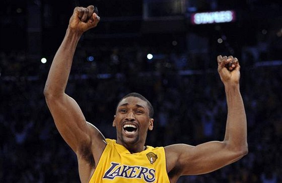 Ron Artest se raduje z triumfu LA Lakers ve finále NBA