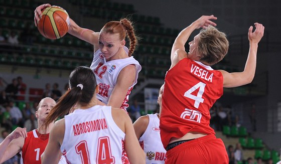 Ruská basketbalistka Irina Osipovová (u míe) ní nad eskou obranou v podání