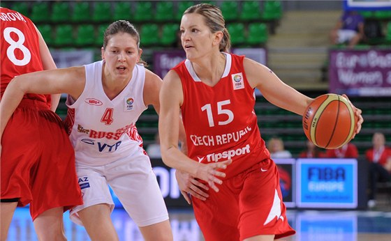 eská basketbalistka Eva Víteková (vpravo) uniká Olze Artinové z Ruska