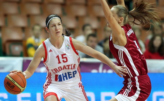 Chorvatská basketbalistka Jelena Iveziová (vlevo) v utkání s Lotyskem