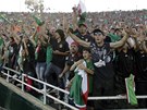 MEXICK VLNA. Fanouci Mexika oslavuj na stadionu Rose Bowl v Pasaden triumf