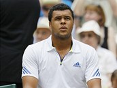 SOUSTEDN. Francouzsk tenista Jo-Wilfried Tsonga odpov bhem tvrtfinle