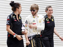 Nick Heidfeld s hosteskami pi prvnm trninku na Velkou cenu Valencie.