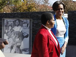 Michelle Obamov s Antoinette Sitholeovou v Pamtnku Hectora Pietersona. Sitholeov je sestra zastelenho chlapce na fotografii (22. ervna 2011)
