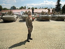 Sovtský dstojník velí k odsunu. (25. ervna 2011)