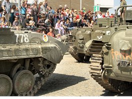 Odjídjící vojenské technice pihlíel dav návtvník akce Sbohem armádo!
