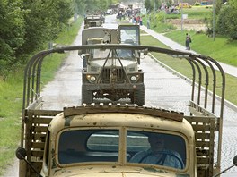 Konvoj sovtské vojenské techniky opoutí milovické námstí. (25. ervna 2011)