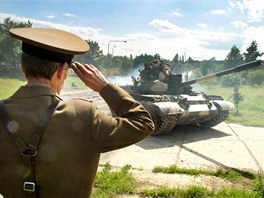 Sovtský generál salutuje posádce odjídjícího tanku. (25. ervna 2011)