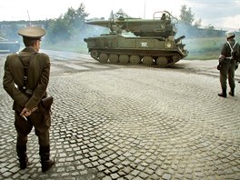 Sovtský generál sleduje odsun své armády z Milovic. (25. ervna 2011)