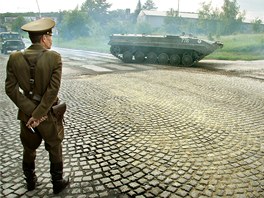 Sovtský generál sleduje odsun své armády z Milovic. (25. ervna 2011)