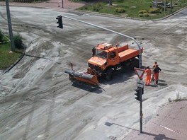 Velk klid na kiovatce v st nad Labem, na kterou vytekly tuny ivoinho