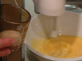 Za prbnho pidvn cukru vejce vylehejte do pny.