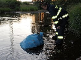 Hasi zkoum msto v ece Svatava, kde uhynula pevn stovka ryb.