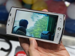 3D mobil Sharp Aquos z nabdky opertora NTT DoCoMo na veletrhu CommunicAsia v Singapuru