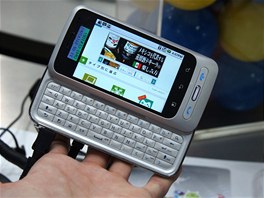 Qwerty smartphone LG L-04C z nabdky opertora NTT DoCoMo na veletrhu CommunicAsia v Singapuru