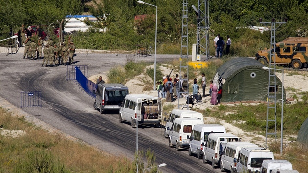 Syrtí uprchlíci pecházejí hranice do Turecka (21. ervna 2011)
