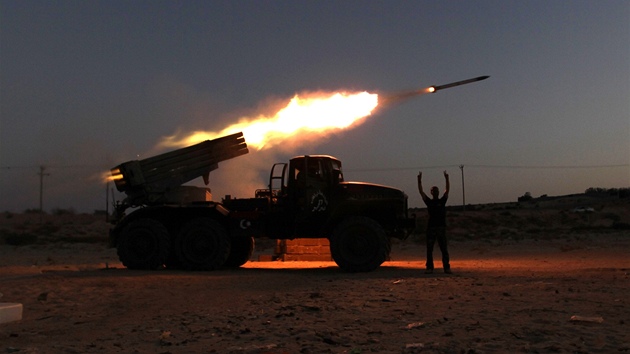 Libyjtí povstalci ostelují pozice Kaddáfího jednotek raketami Grad .(20.
