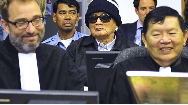 Hlavní ideolog Rudých Khmer Nuon Chea u soudu (27. ervna 2011)