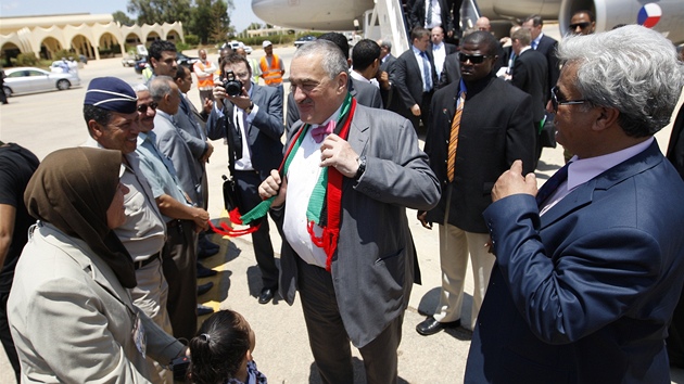 Karel Schwarzenberg po pistání v Benghází (29. ervna 2011)