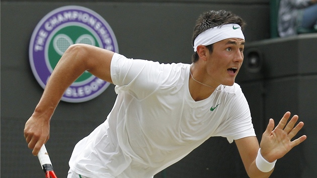 B̎! Australan Bernard Tomic spchá za míkem bhem tvrtfinále Wimbledonu.