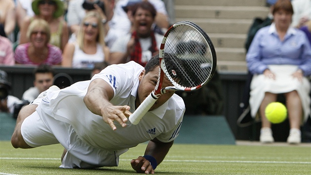 JAKO BECKER. Francouz Jo-Wilfried Tsonga skoil ve tvrtfinále Wimbledonu po