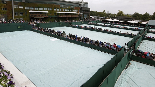 Wimbledon: nataené plachty na dvorcích
