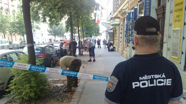 Policisté a stráníci v Korunní ulici v Praze, kde byl postelen 34letý mu.