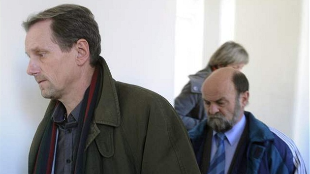 Jaroslav Vítek (vlevo) a Jaroslav Eliáš odcházejí z jednací síně. Soud je chce Jaroslav Vítek (vlevo) a Jaroslav Eliáš odcházejí z jednací síně. Soud je chce