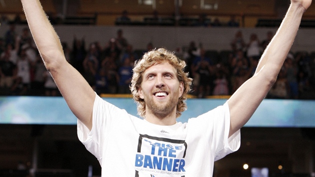 Vítz. Dirk Nowitzki není fenoménem jen díky své brilantní he, ale i kvli tomu, e se tak moc lií od  namylených hvzd NBA.