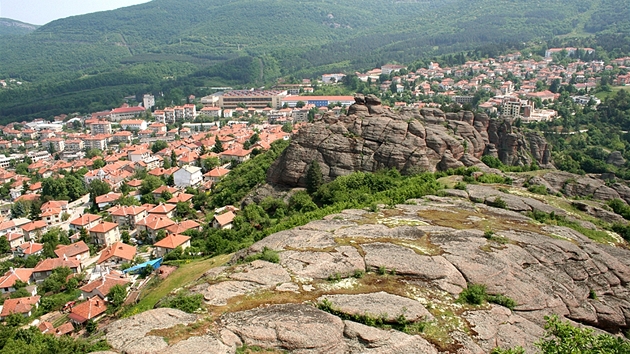 Jako mnoho balkánských sídel tak i Belogradik je rozprostený na horských svazích.
