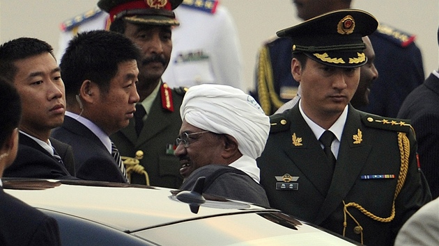 Súdánský prezident Umar al-Baír po píletu do Pekingu (28. ervna 2011)