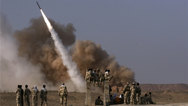 Íránské revoluní gardy testují bhem desetidenních manévr raketu krátkého