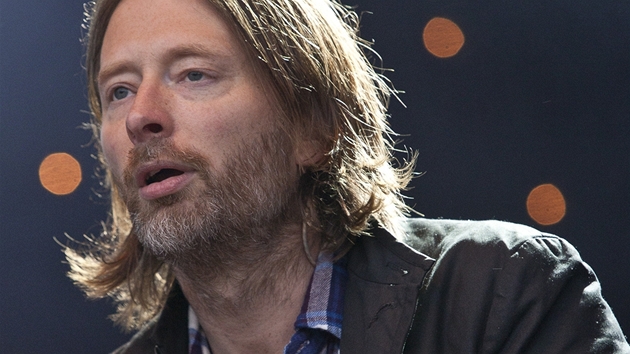 Thom Yorke pi vystoupení Radiohead v Praze (2009).